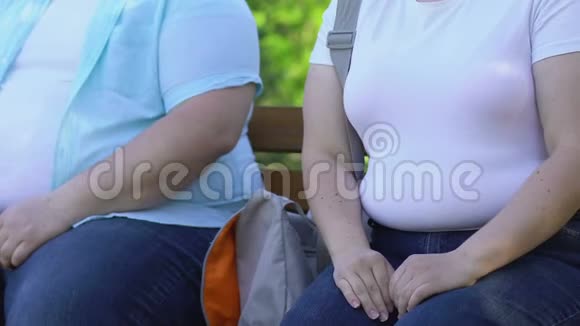 肥胖男人温柔地牵着女朋友的手第一次约会肥胖夫妇浪漫视频的预览图