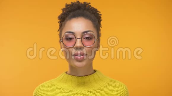用健康的微笑向黑人女人调情用空气亲吻镜头特写视频的预览图
