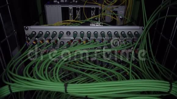 服务器电缆计算机数据中心许多电缆移动相机视频的预览图
