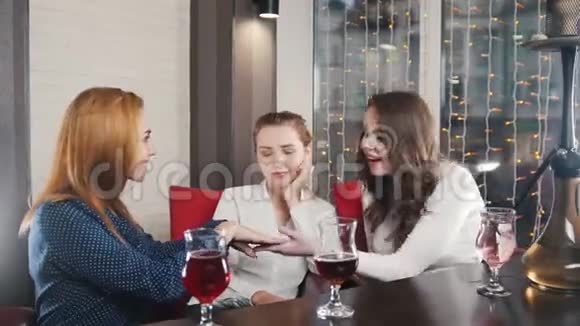 三个年轻的女人坐在胡克的地方玩得很开心互相交谈视频的预览图