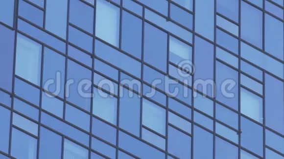 具有玻璃立面的现代高层办公楼带有玻璃窗户的现代商务办公大楼商务视频的预览图