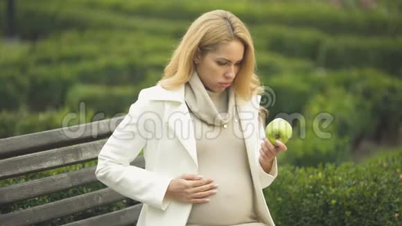 孕妇吃苹果恶心恶心营养健康视频的预览图