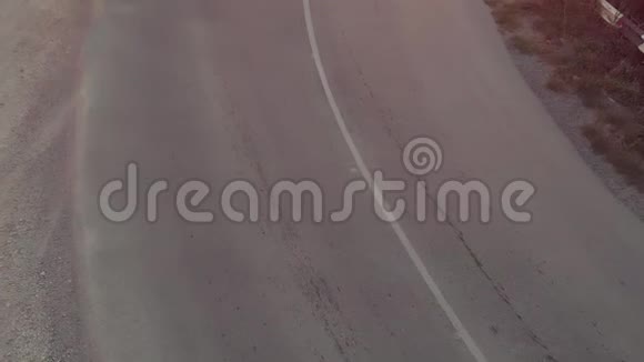 女人在路上奔跑视频的预览图