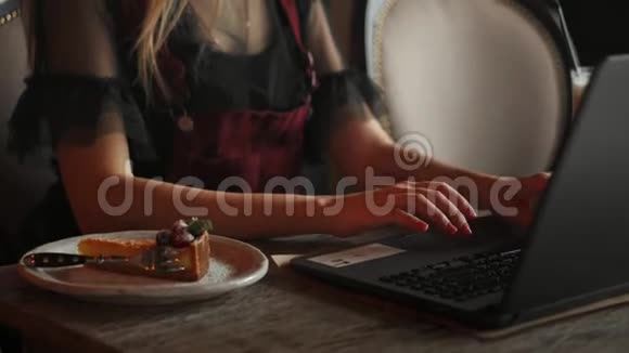 一个漂亮的成熟女商人在她的工作站上用笔记本电脑工作视频的预览图
