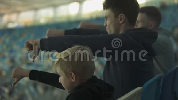 学生球迷和小男孩在体育场嘘声体育比赛观看初级比赛视频的预览图
