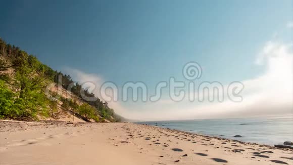 沙海海滩天空和山的电影时间随着夏日树木的推移视频的预览图