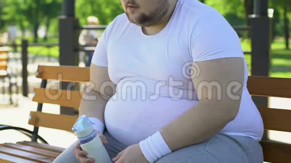 肥胖男子锻炼后呼吸急促饮水恢复平衡视频的预览图