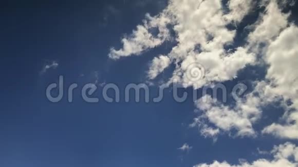 蓝天中的白云在时光流逝中迅速移动视频的预览图