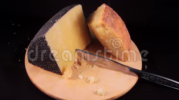 山核桃奶酪落在一块撒丁山核桃奶酪上的木切割板上视频的预览图