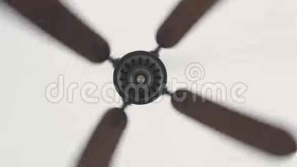 风扇旋转在白色天花板上以供空气循环关闭家用空气通风和冷却的电动吊扇视频的预览图