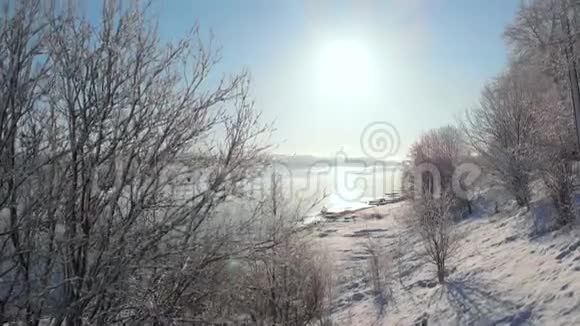 冬季雪城与河畔码头视频的预览图