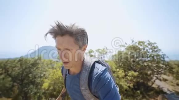 特写广角慢动作自拍青年男子小径跑步者在山岭奔跑在夏日视频的预览图