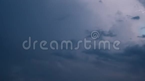 雷雨时天空中的闪电视频的预览图