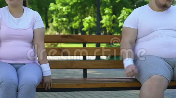 有趣的胖女人和男人坐在长凳上调情感情视频的预览图
