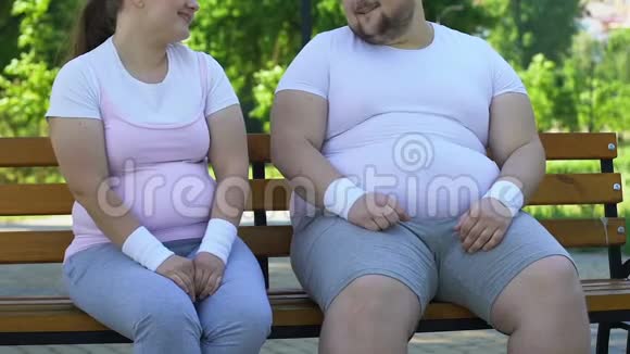 肥胖的朋友在锻炼休息时交谈共同的减肥目标支持视频的预览图