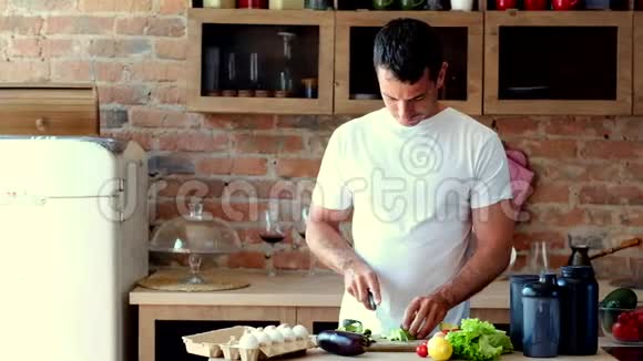 男人切牛油果厨房视频的预览图
