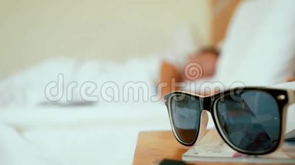 白天睡在床上的女人视频的预览图
