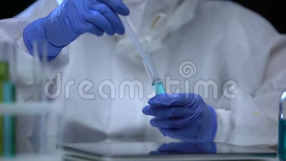 毒性实验室助理检查鼠毒样本试管上有毒标志视频的预览图