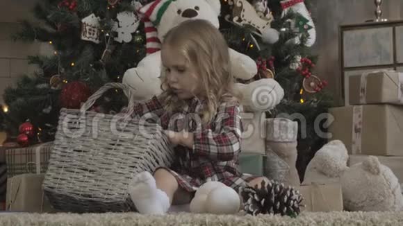 圣诞树下的小可爱女孩视频的预览图