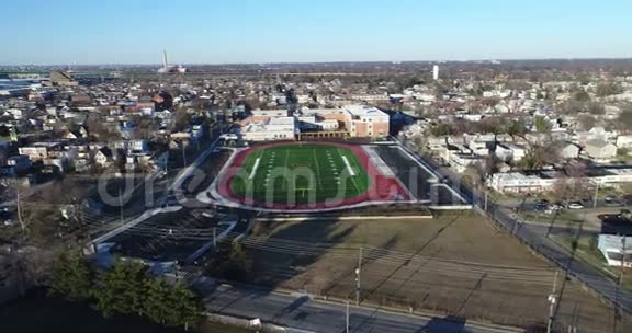 空中观景学校足球场视频的预览图