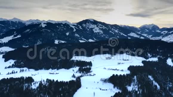 冬季飞越奥地利山区视频的预览图