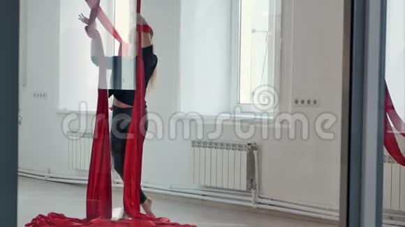 空中丝绸上的运动钢管舞者视频的预览图