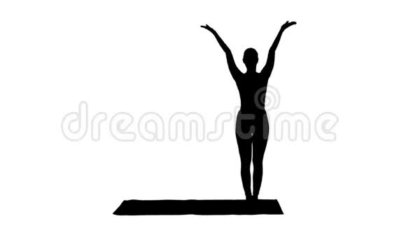 剪影女练瑜伽站在伸展的侧角练习姿势视频的预览图