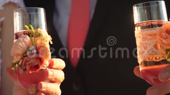 一男一女正拿着起泡葡萄酒敲着酒杯浪漫的相遇爱的心特写镜头视频的预览图