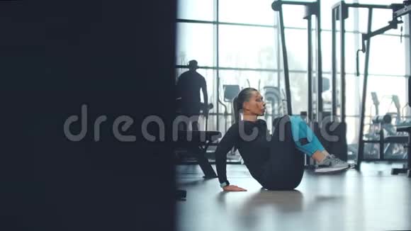 早上在健身房锻炼腹部肌肉视频的预览图