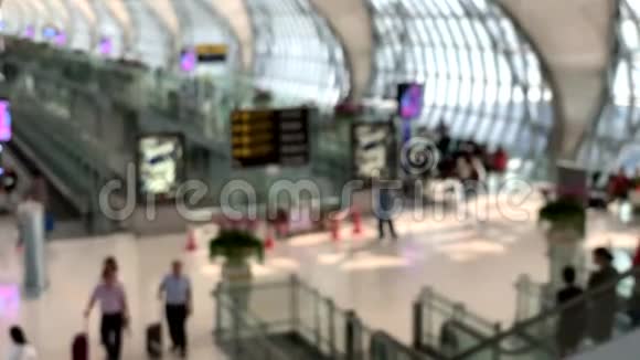 机场背景一个室内现代化的机场有很多商务人士的旅行理念男人和女人带着行李视频的预览图