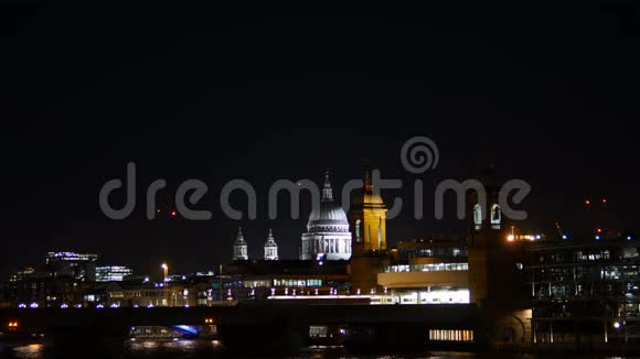 伦敦夜景圣保罗大教堂泰晤士河和东南火车视频的预览图