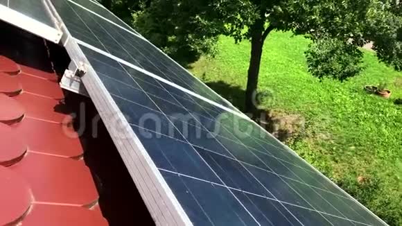屋顶有太阳能电池板视频的预览图