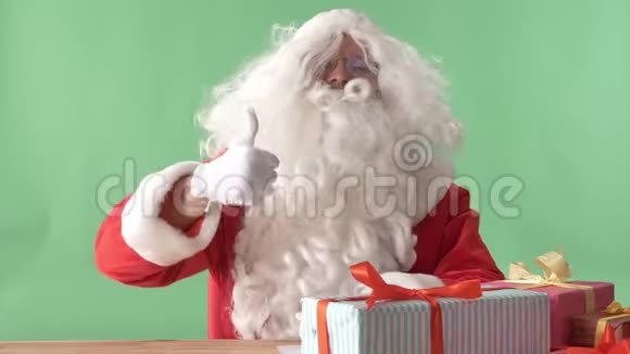 圣诞老人像个标志摇着头背景色很浓视频的预览图