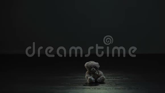 美丽的小女孩抱着玩具熊孤独的孩子需要朋友视频的预览图