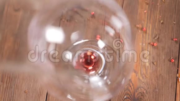 棕色木板上玻璃的俯视图红酒正缓慢地涌入高清高清视频的预览图