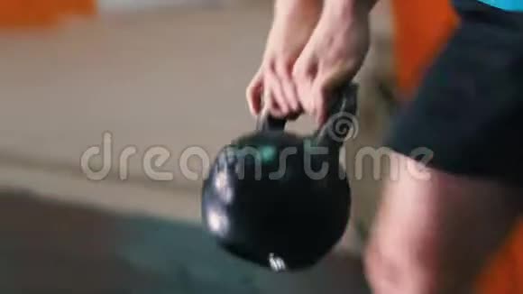 运动训练一个双手负重蹲着的运动员视频的预览图