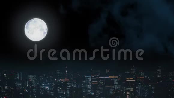 满月越过一座大城市都市夜生活的时间流逝窗户里亮起了夜灯美丽美丽视频的预览图