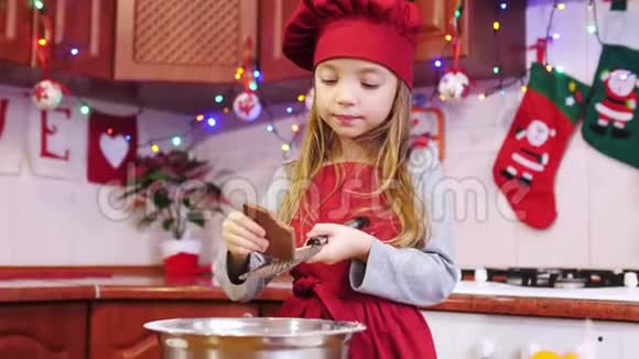 一位可爱的女厨师把巧克力在烤炉上揉成碗吃视频的预览图