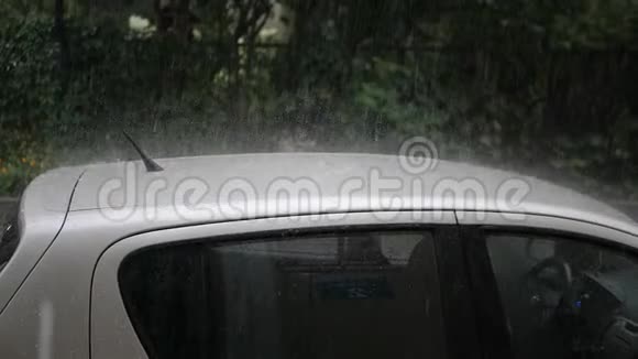今年夏天在波兰的一条公路路边停车的汽车下着大雨视频的预览图