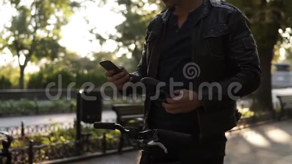 生活方式交通科技和人的概念带着耳机的年轻人开始骑自行车在城市街道上视频的预览图