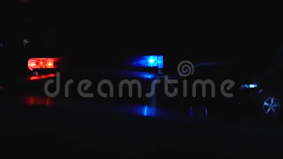 警方巡逻车在夜间突击搜查街道上的犯罪活动时有闪烁的灯光视频的预览图