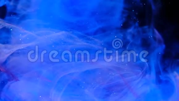 黑色背景上蓝色发亮的油漆美丽的漩涡视频的预览图