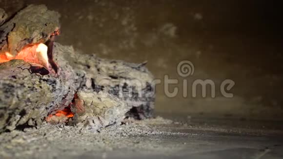 在壁炉中缓慢燃烧和破碎的木头的特写镜头视频的预览图