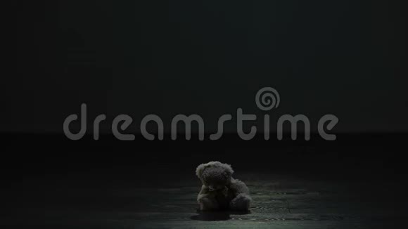 穿格子花格衣的小女孩小心翼翼地遮住和拥抱泰迪熊孤独视频的预览图