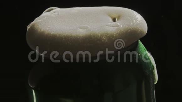啤酒溢出铝罐黑色背景慢镜头视频的预览图