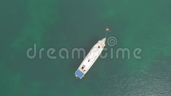 站在蓝色的大海里的白色游艇空中射击视频的预览图
