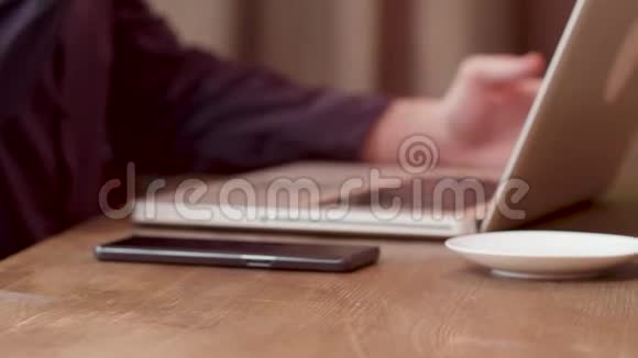 男人喝咖啡用智能手机支付视频的预览图
