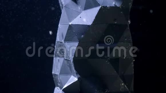 一个抽象的人物站在水下气泡在黑色背景上浮出水面视频的预览图
