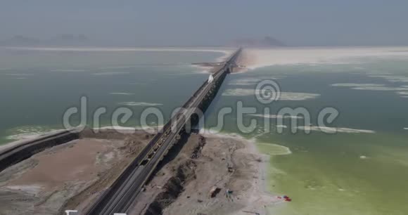 航空摄影从鸟瞰穿过咸水湖的道路视频的预览图