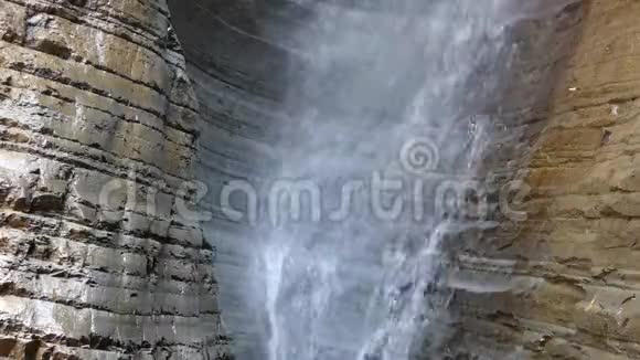 峡谷内纯瀑布视频的预览图